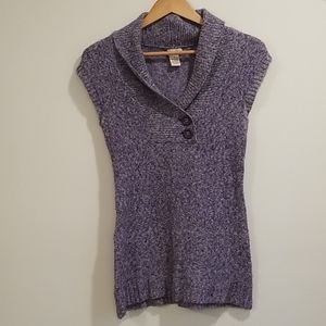 Sleeveless cotton top.